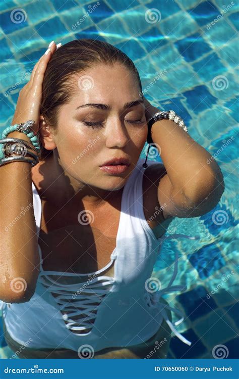 ragazza in costume da bagno a bordo piscina con ciabatte
