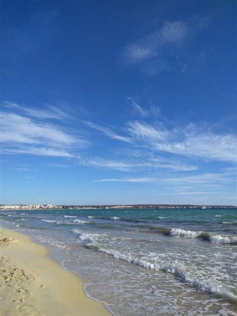 Vasta distesa del mare azzurro sotto un cielo sereno