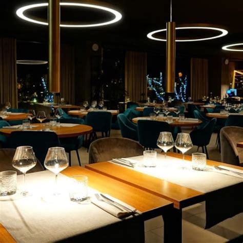 Interno di un ristorante di pesce elegante con luci soffuse