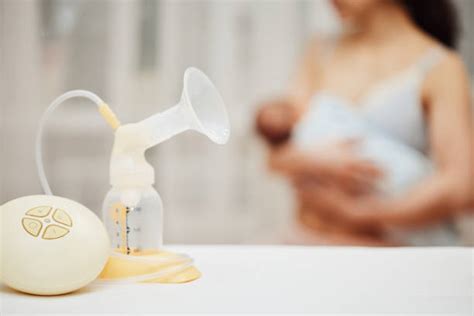 Una mamma che usa un tiralatte in un ambiente rilassante