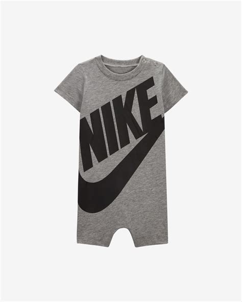 linea di abbigliamento neonato Nike in esposizione