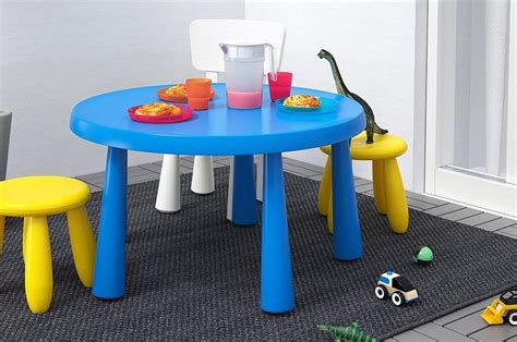 Tavolini e sedioline colorate per bambini a una festa