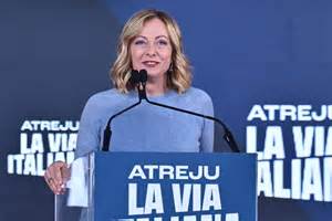 Giorgia Meloni in un comizio