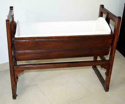 Culla vintage restaurata in legno