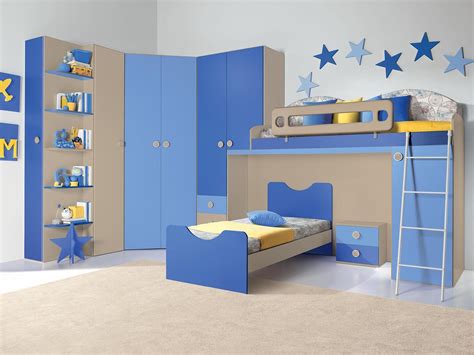 Esempio di camera da letto per bambino organizzata con mobili coordinati e angoli dedicati al gioco e al sonno