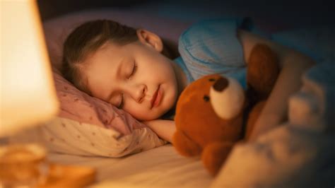 Infografica che mostra i benefici di un sonno tranquillo e un rituale della buonanotte consolidato per i bambini (es. umore migliore, maggiore concentrazione, crescita sana)