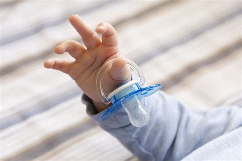 Genitore che sterilizza un ciuccio