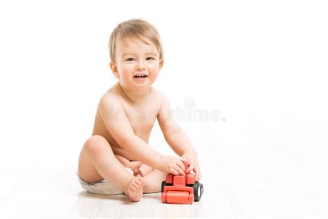 Bambino che gioca felice senza pannolino