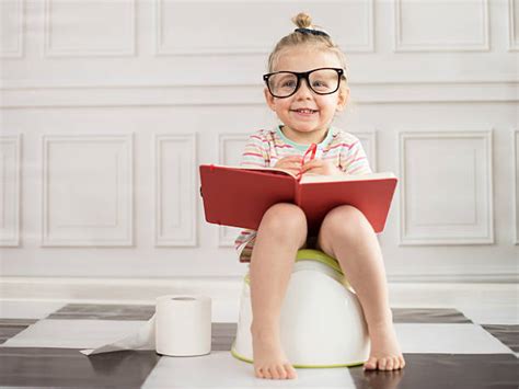 Bambino seduto sul vasino con un sorriso