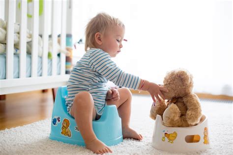 Genitori che incoraggiano il bambino con il vasino