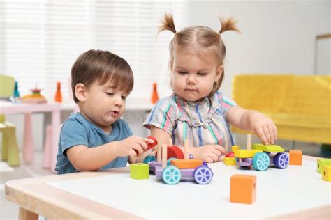 Bambini che giocano con costruzioni e stampini