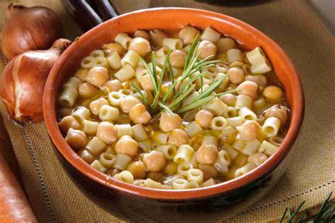Piatto di pasta e ceci per bambini