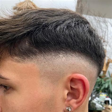 ragazzo che sceglie taglio di capelli su tablet