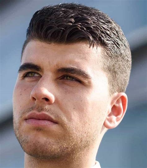 ragazzo con taglio undercut e ciuffo