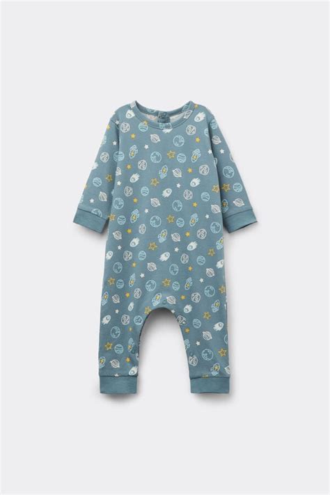 Bambino che gioca in una tutina lunga