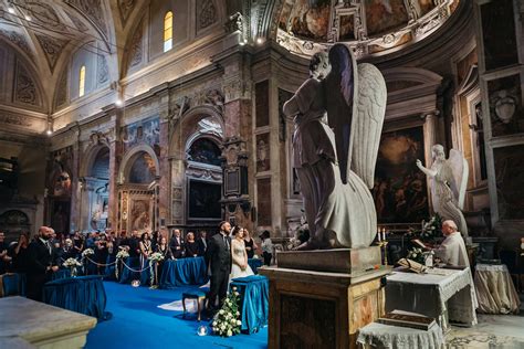 Fotografo discreto in chiesa