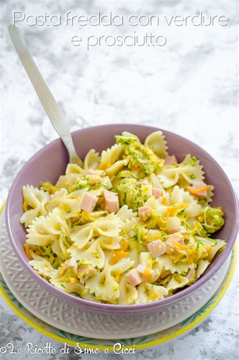 Ciotola di pappa colorata con verdure e prosciutto