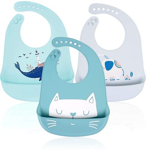 Bambino che mangia con bavaglino in silicone con tasca raccoglipappa