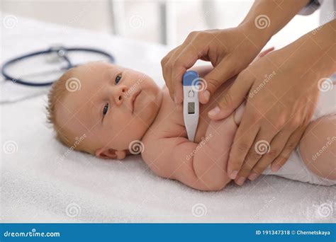 bambino che misura la temperatura