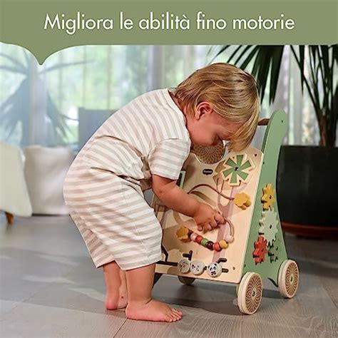 Bambino felice in un girello con giochi interattivi