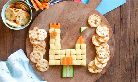 Illustration of a variety of baby finger foods including cheese cubes and fruit