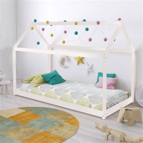 Un lettino per bambini in legno ben costruito con un design moderno