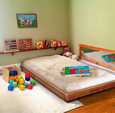 Una cameretta per bambini in stile Montessori con un lettino basso in legno