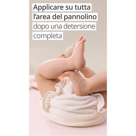 bambino con pannolino pulito e crema protettiva