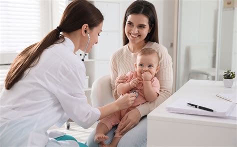 Pediatra che parla con una madre e un neonato
