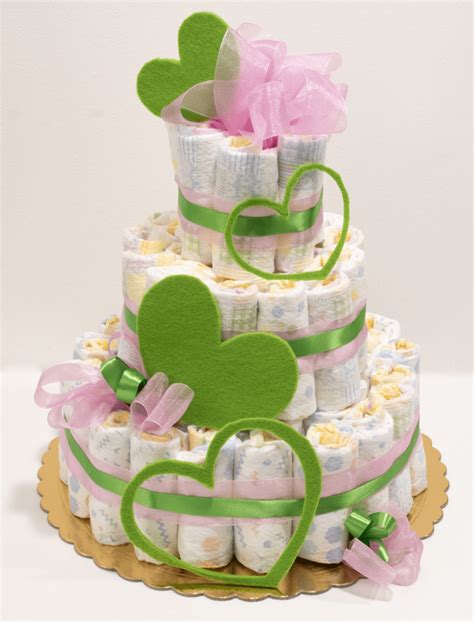 Torta di pannolini a più piani decorata con fiocchi e accessori per neonati