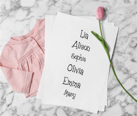 Una selezione stilizzata di nomi femminili disposti in ordine alfabetico con caratteri eleganti su uno sfondo pastello
