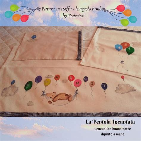 Bambino che dorme su un lenzuolino dipinto a mano con il nome Francesco