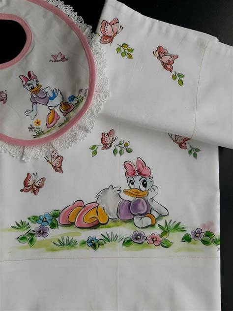 Primo piano su dettagli di un lenzuolino neonato dipinto a mano con colori pastello