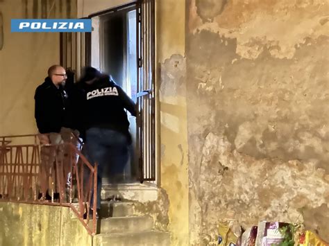 dettaglio ravvicinato della trama della ciniglia e dei ricami delle bretelle