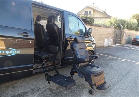 panoramica di una carrozzina moderna equipaggiata con la copertina in ciniglia azzurra