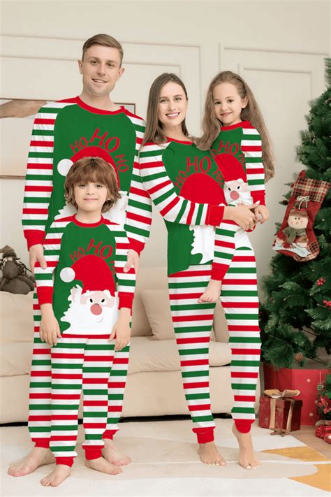 Famiglia che indossa pigiami natalizi coordinati