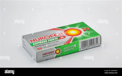 bambino che prende una compressa di Nurofen