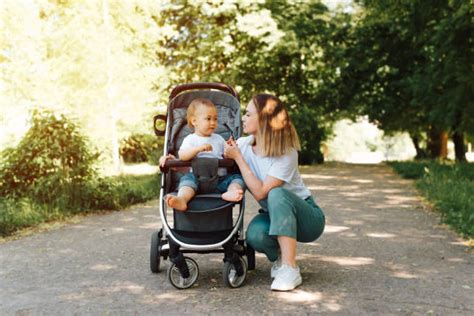 Famiglia con passeggino Prénatal in un parco