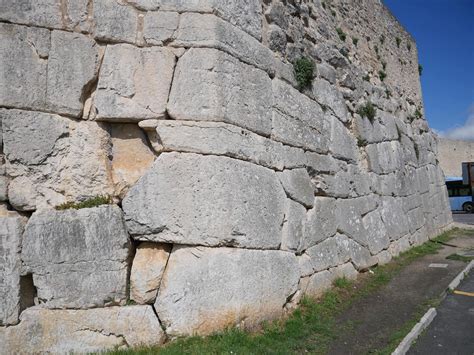 Dettaglio delle mura poligonali incaiche che sorreggono edifici coloniali