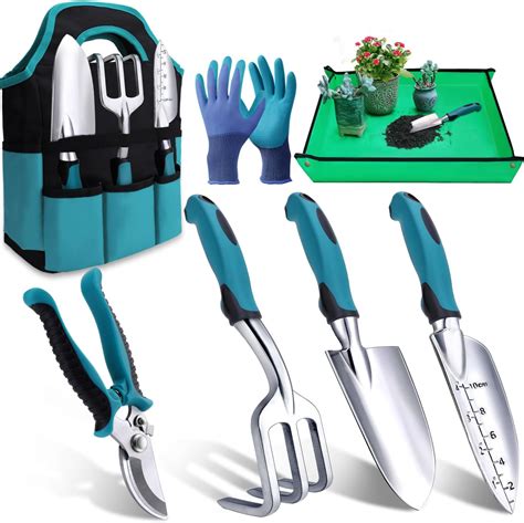 Attrezzi da giardinaggio puliti e disinfettati