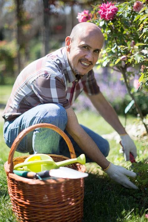 Giardiniere che si prende cura delle talee