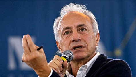 Illustrazione di una donna in travaglio assistita da personale medico