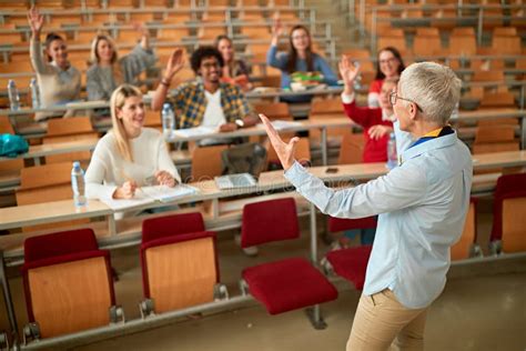 Gruppo di persone sedute in un'aula che ascoltano un oratore