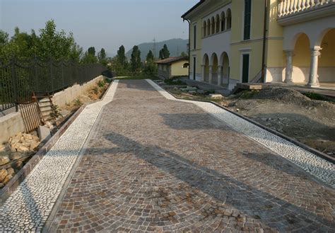 Inglesina Quad in un contesto urbano con pavimentazione in pietra