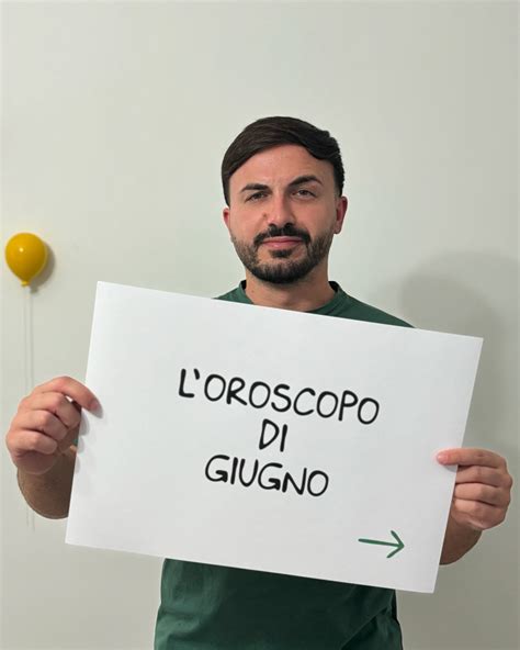 Luigi Torres Cerciello mentre cura i contenuti digitali del suo profilo Instagram
