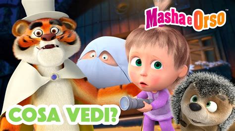Masha e Orso sul divano a guardare un libro