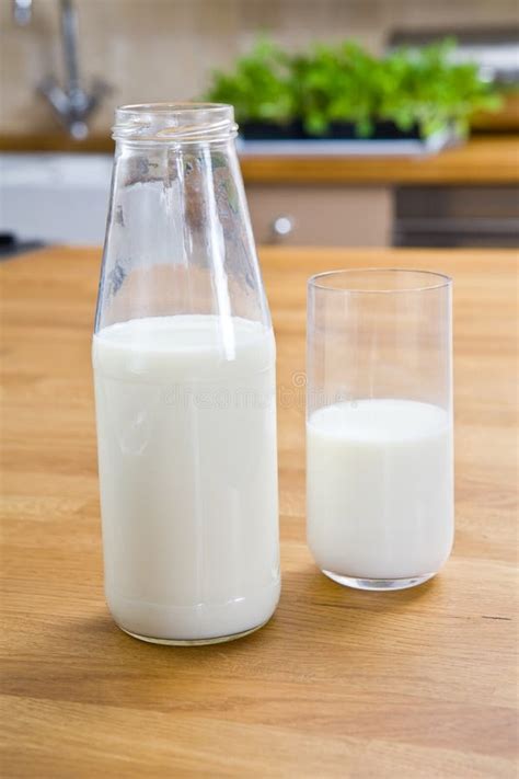 Immagine concettuale della melamina e una bottiglia di latte