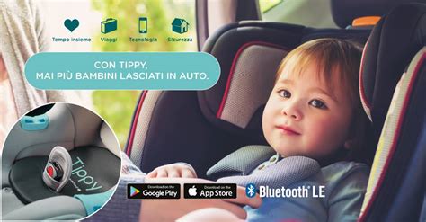 Bambino sorridente in seggiolino auto con dispositivo anti abbandono