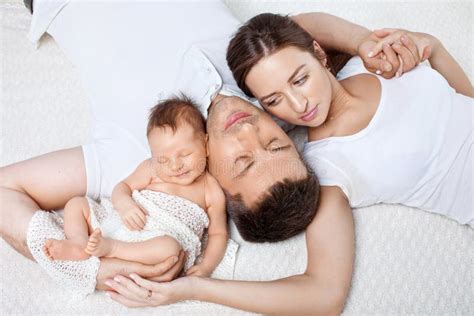 genitori e neonato che dormono serenamente