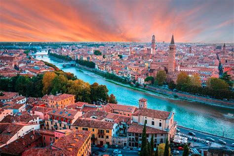 Immagine stilizzata del centro storico di Verona con un cartello